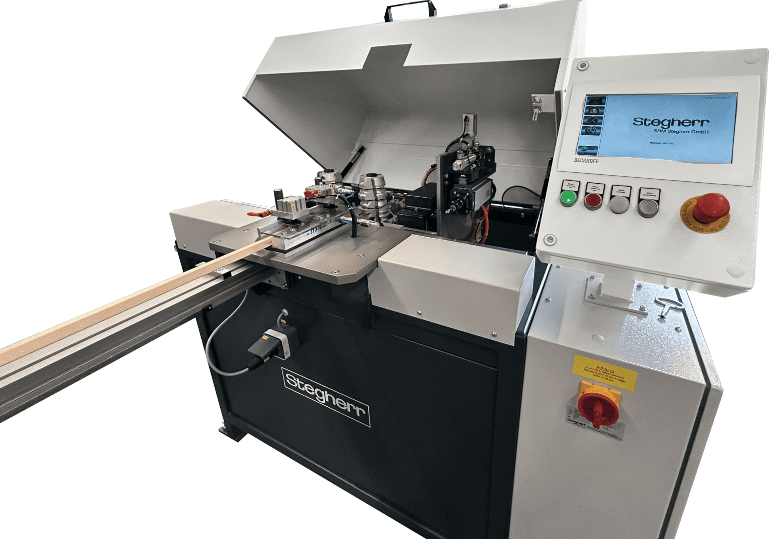 Une machine industrielle Stegherr avec un panneau de commande à écran tactile, un capot ouvert et des planches de bois chargées pour l'usinage. La machine est conçue pour des tâches d'usinage du bois de précision.