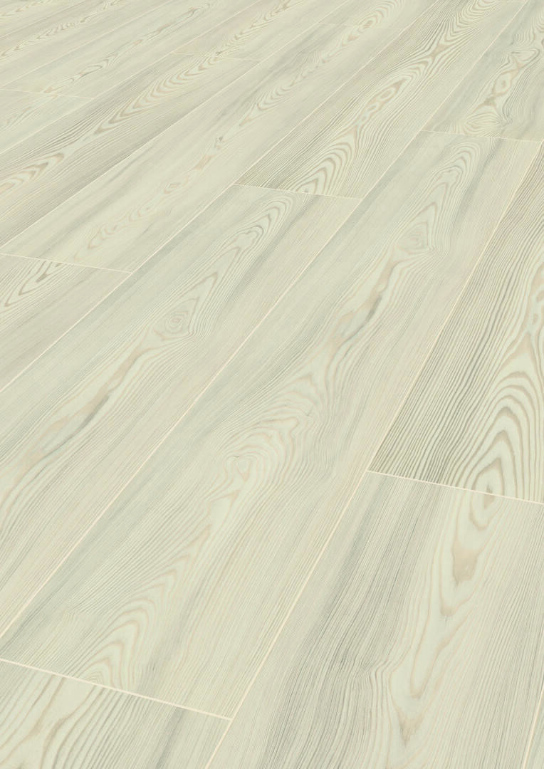 Parquet de couleur claire au veinage subtil, composé de larges lames disposées en quinconce, donnant un aspect lisse et net.