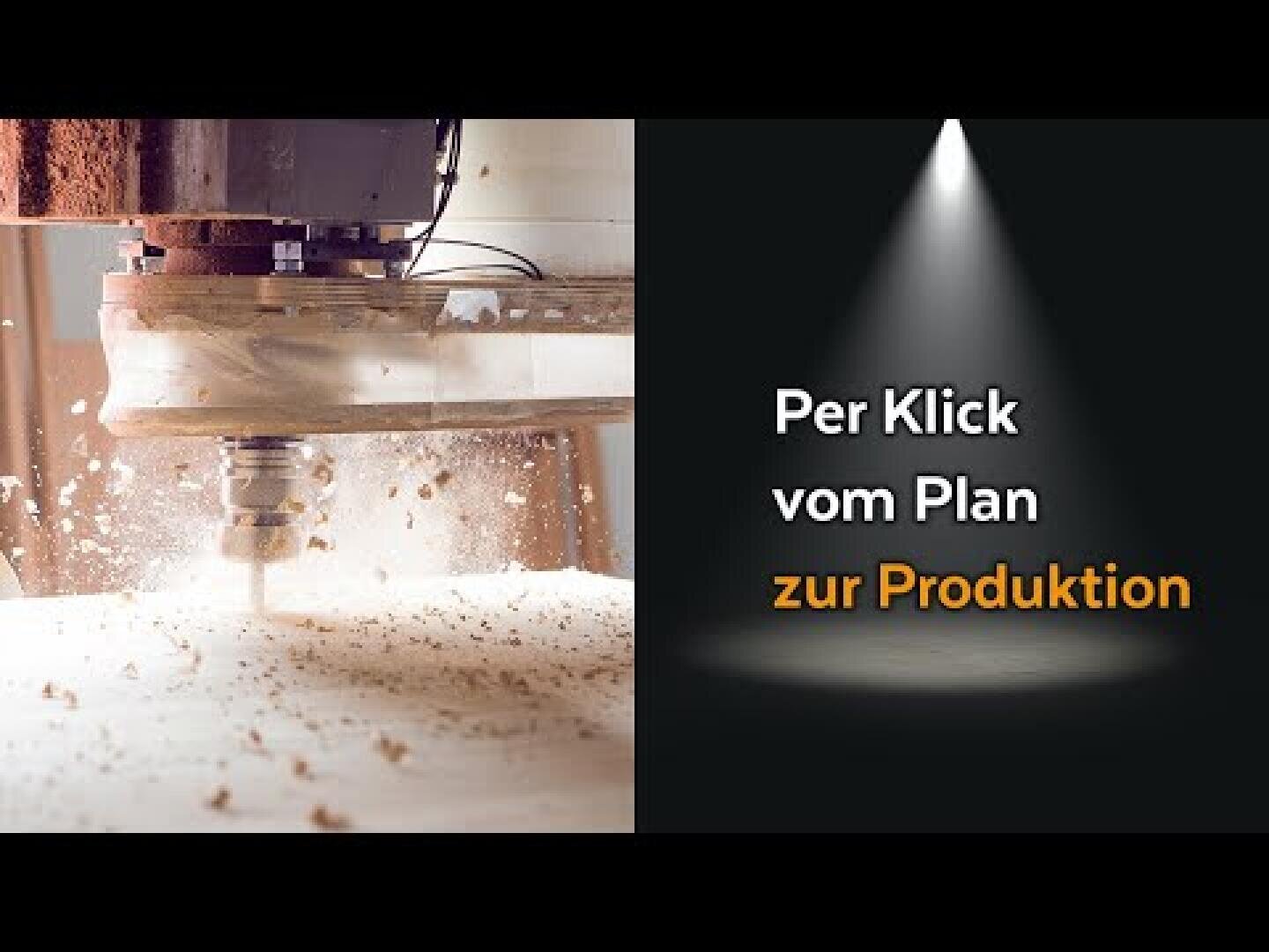 Eine CNC-Maschine bohrt in Holz und erzeugt Sägemehl. Daneben steht auf schwarzem Hintergrund im hellen Scheinwerferlicht der deutsche Text: „Per Klick vom Plan zur Produktion“.