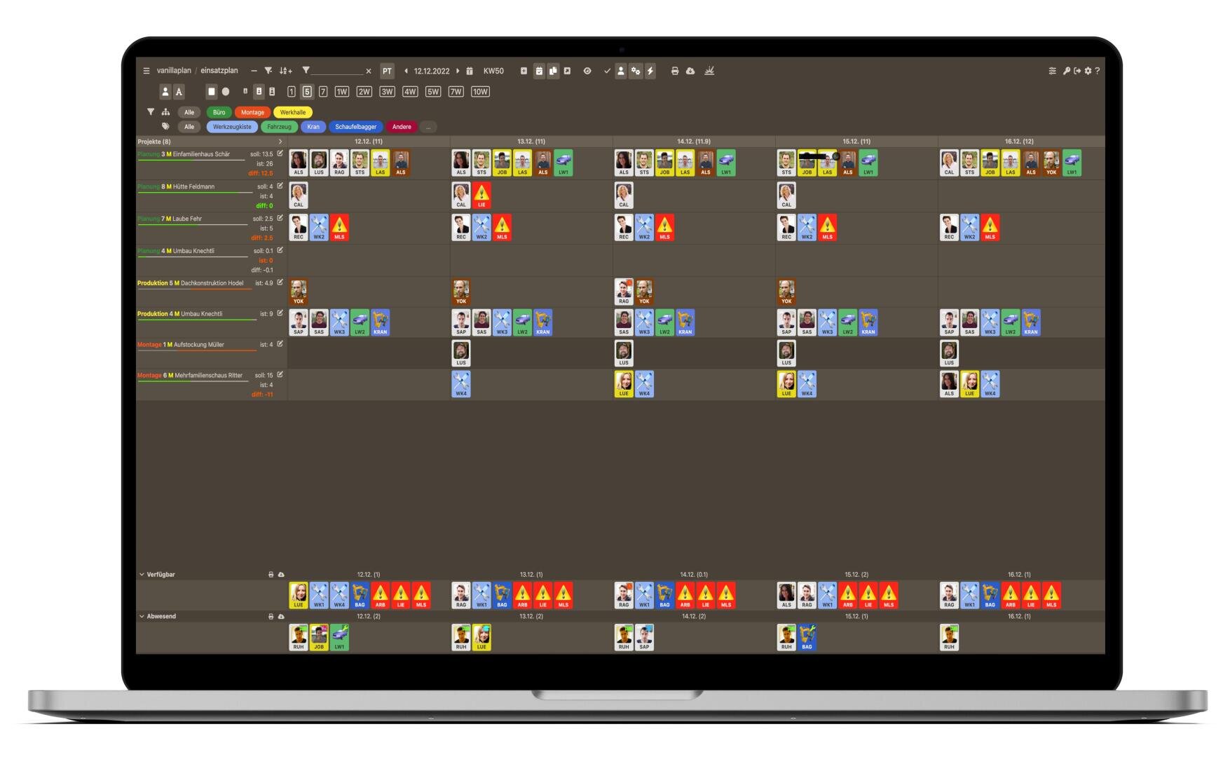 Un ordinateur portable affichant un logiciel de planification ou de gestion de projet avec une interface sombre, comportant des lignes et des colonnes remplies de blocs colorés, de petites icônes et de photos de profil, indiquant diverses tâches et affectations.