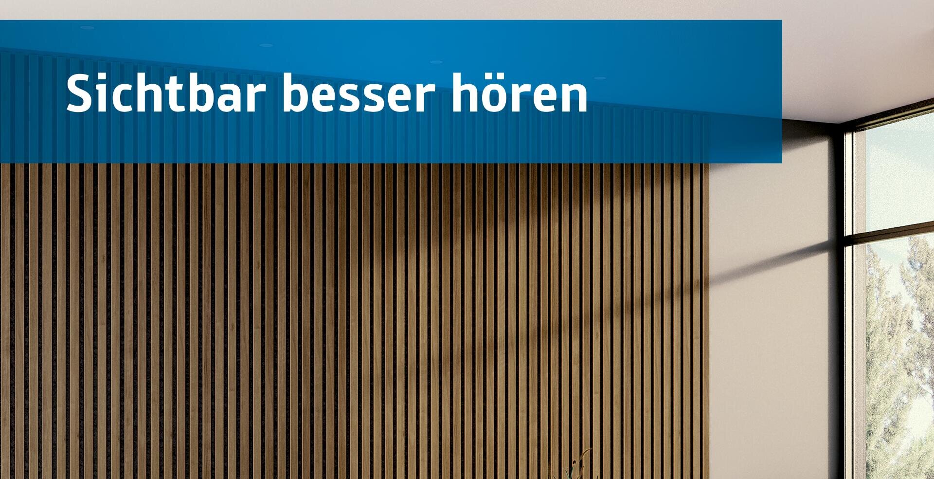 Ein moderner Raum mit vertikalen Holzlatten an der Wand und großen Fenstern. Ein blaues Banner am oberen Rand zeigt den deutschen Text Sichtbar besser hören.