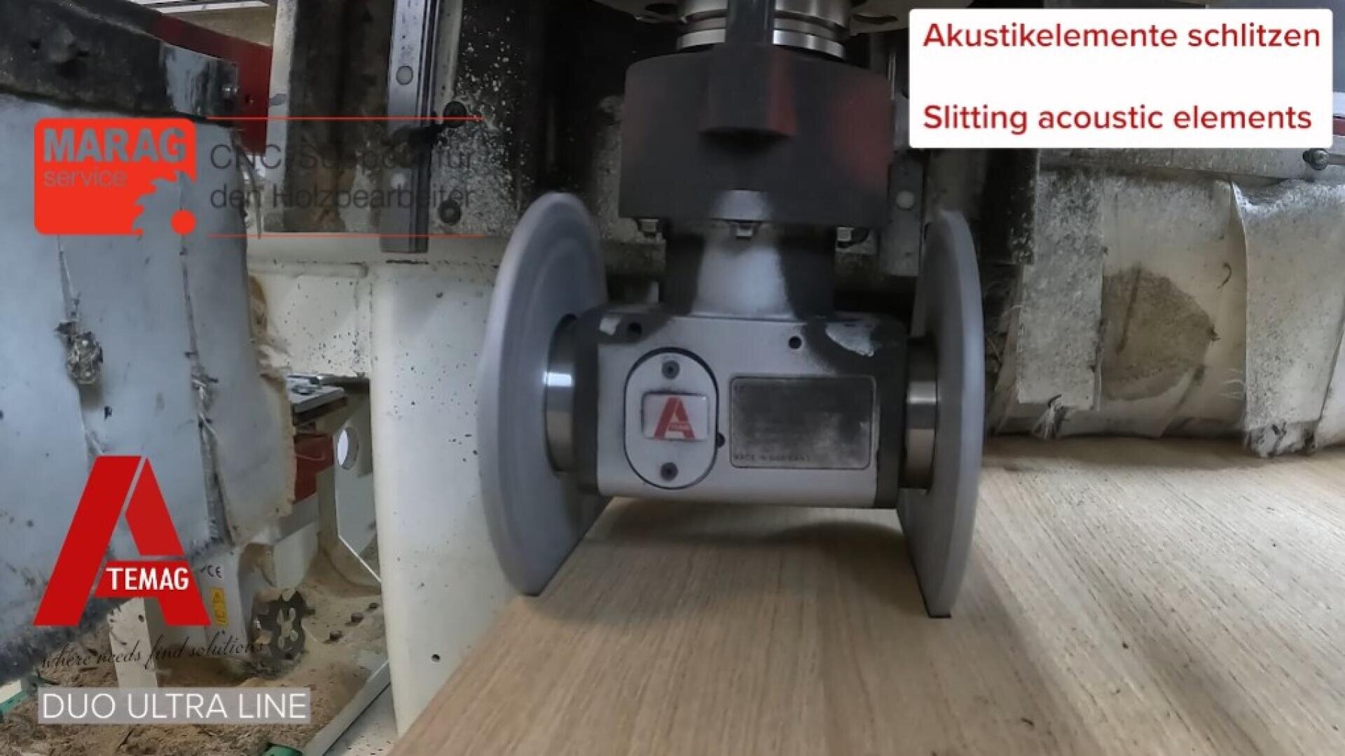 Nahaufnahme einer Maschine mit sich drehenden Kreismessern, die Rillen in ein Holzbrett schneiden. Der Text in Deutsch und Englisch lautet "Slitting acoustic elements". In den Ecken sind Logos und Etiketten zu sehen.