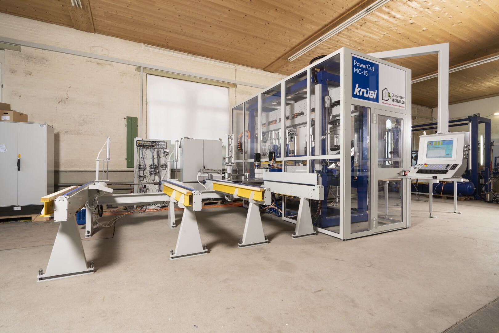 Centre d'usinage CNC PowerCut MC-15, pour l'assemblage général de charpentes, comme les traverses et les chalets, les éléments de plafond et les constructions de toitures, ainsi que l'assemblage de barres