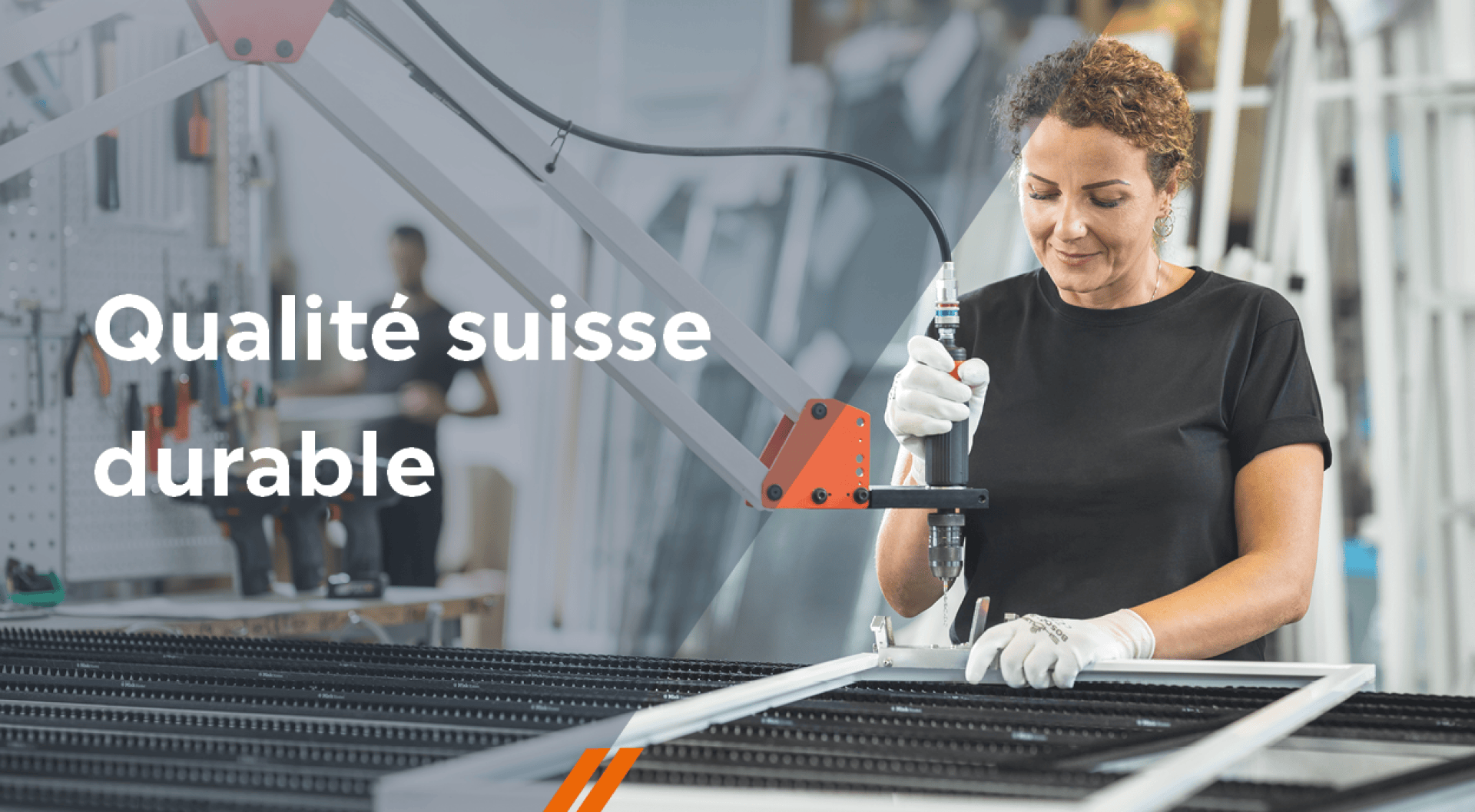 Une femme portant des gants utilise un outil électrique pour assembler un cadre de fenêtre dans une usine. Le texte de l'image indique Qualité suisse durable. Des équipements industriels et des étagères sont visibles à l'arrière-plan.