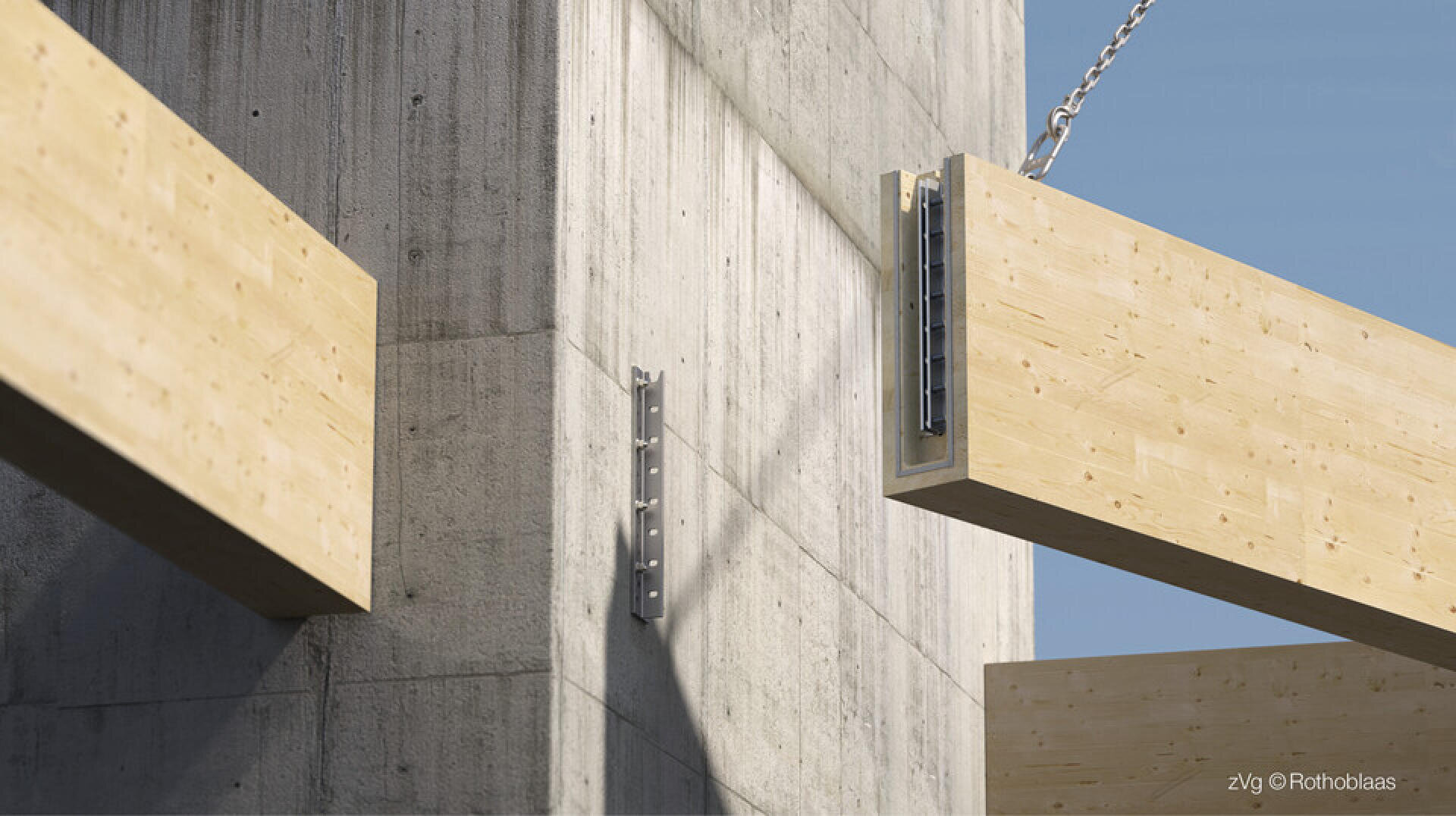 Die Nahaufnahme einer Baustelle zeigt große Holzbalken, die unter blauem Himmel in der Nähe einer hohen Betonwand mit Metallkonsolen angebracht werden.