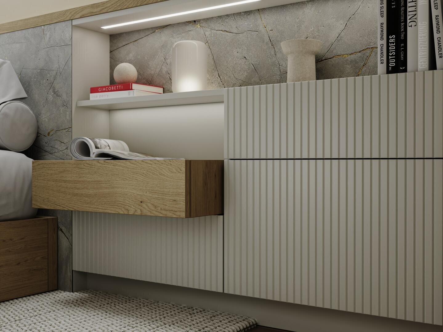 Ein moderner Nachttisch mit einer teilweise geöffneten Holzschublade, Büchern, einer gerollten Zeitschrift und dekorativen Gegenständen auf einem weißen Regal mit einer Aufkantung mit Steinstruktur und LED-Beleuchtung.