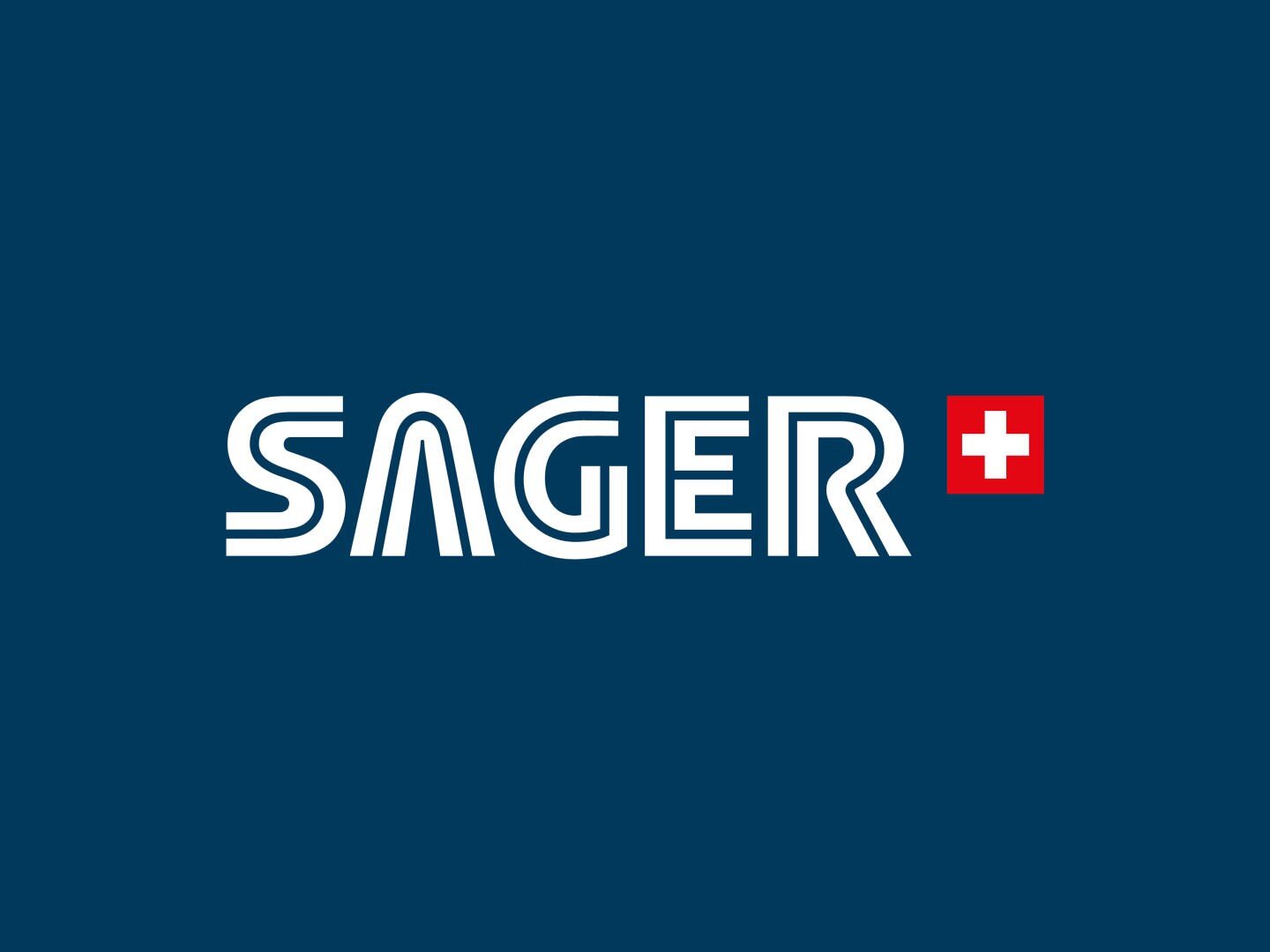 Der weiße Text lautet SAGER in einer fetten, modernen Schrift auf dunkelblauem Hintergrund. Rechts vom Text befindet sich ein rotes Quadrat mit einem weißen Kreuz, das an die Schweizer Flagge erinnert.