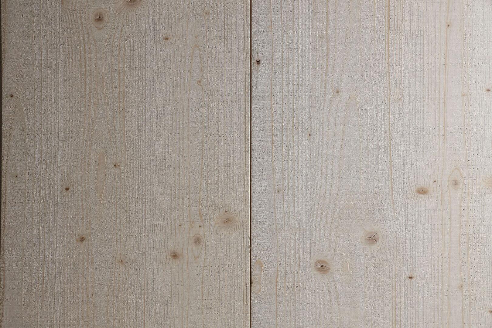 Zwei helle Holzbretter mit sichtbarer Maserung und kleinen Ästen, vertikal nebeneinander angeordnet.