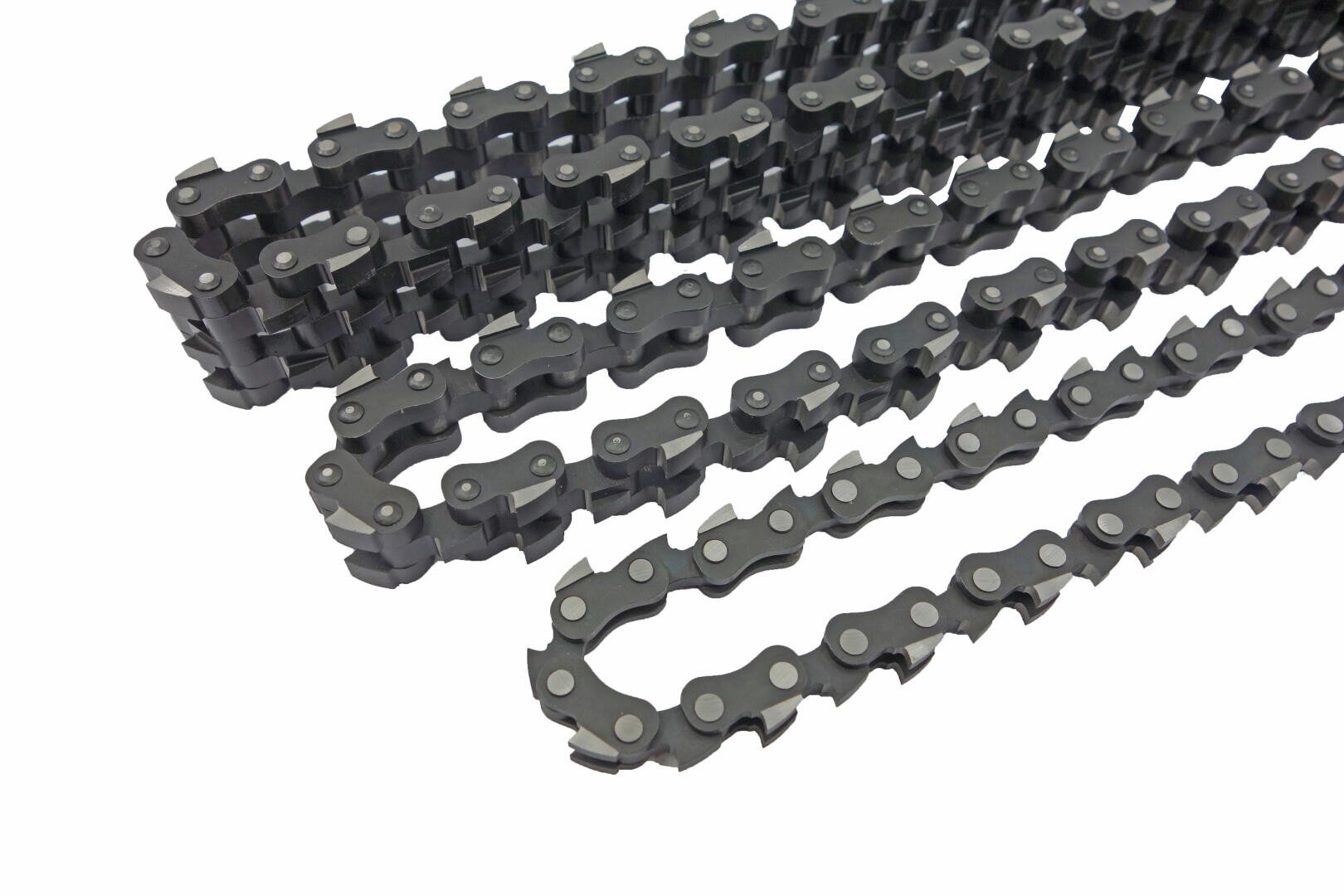 Vier Metallrollenketten sind parallel auf einem weißen Hintergrund angeordnet. Die Ketten haben identische Glieder und sichtbare Metallstifte, die jedes Segment verbinden.