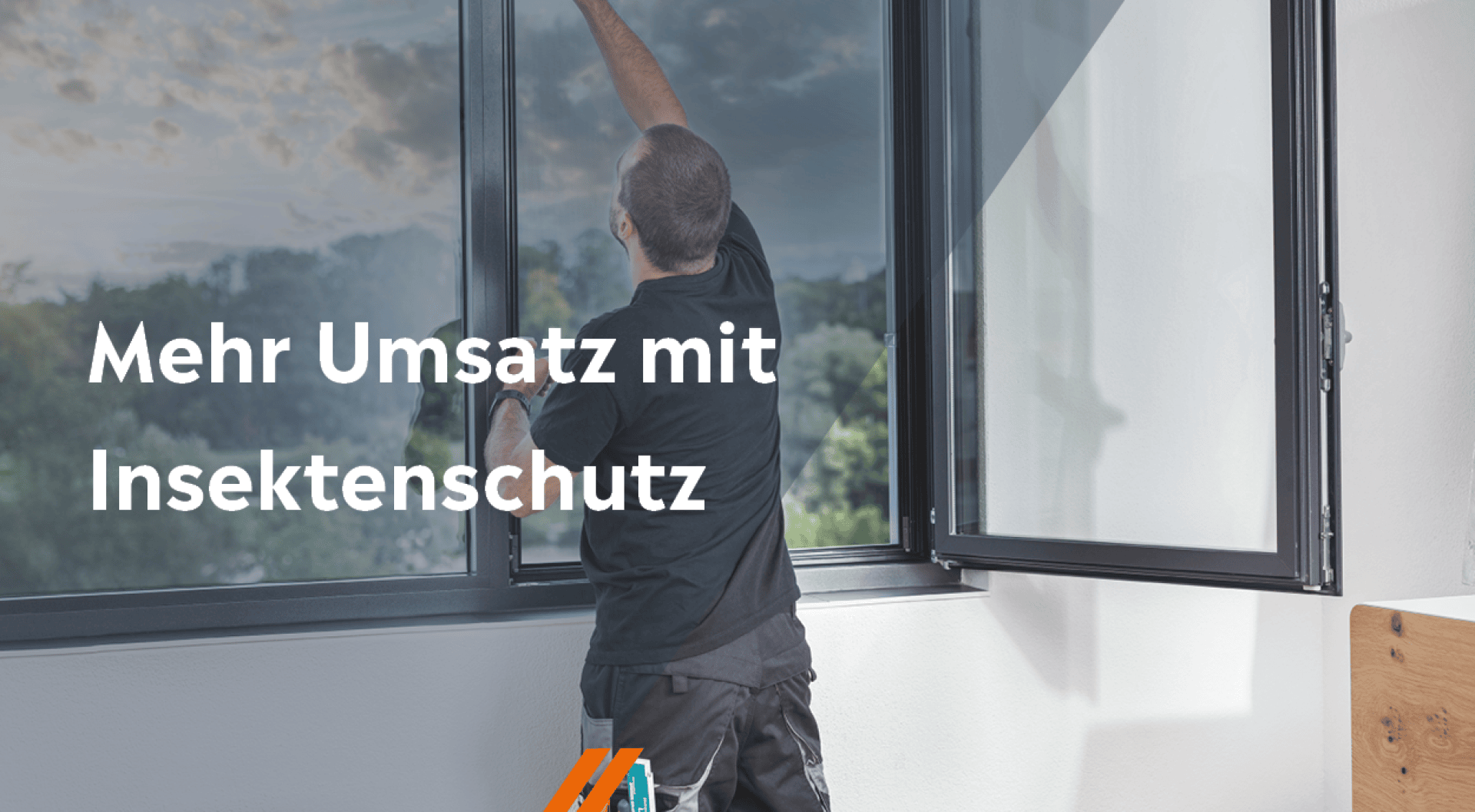 Ein Mann bringt ein Insektenschutzgitter an einem großen offenen Fenster an. Der eingeblendete Text auf Deutsch lautet: "Mehr Umsatz mit Insektenschutz".