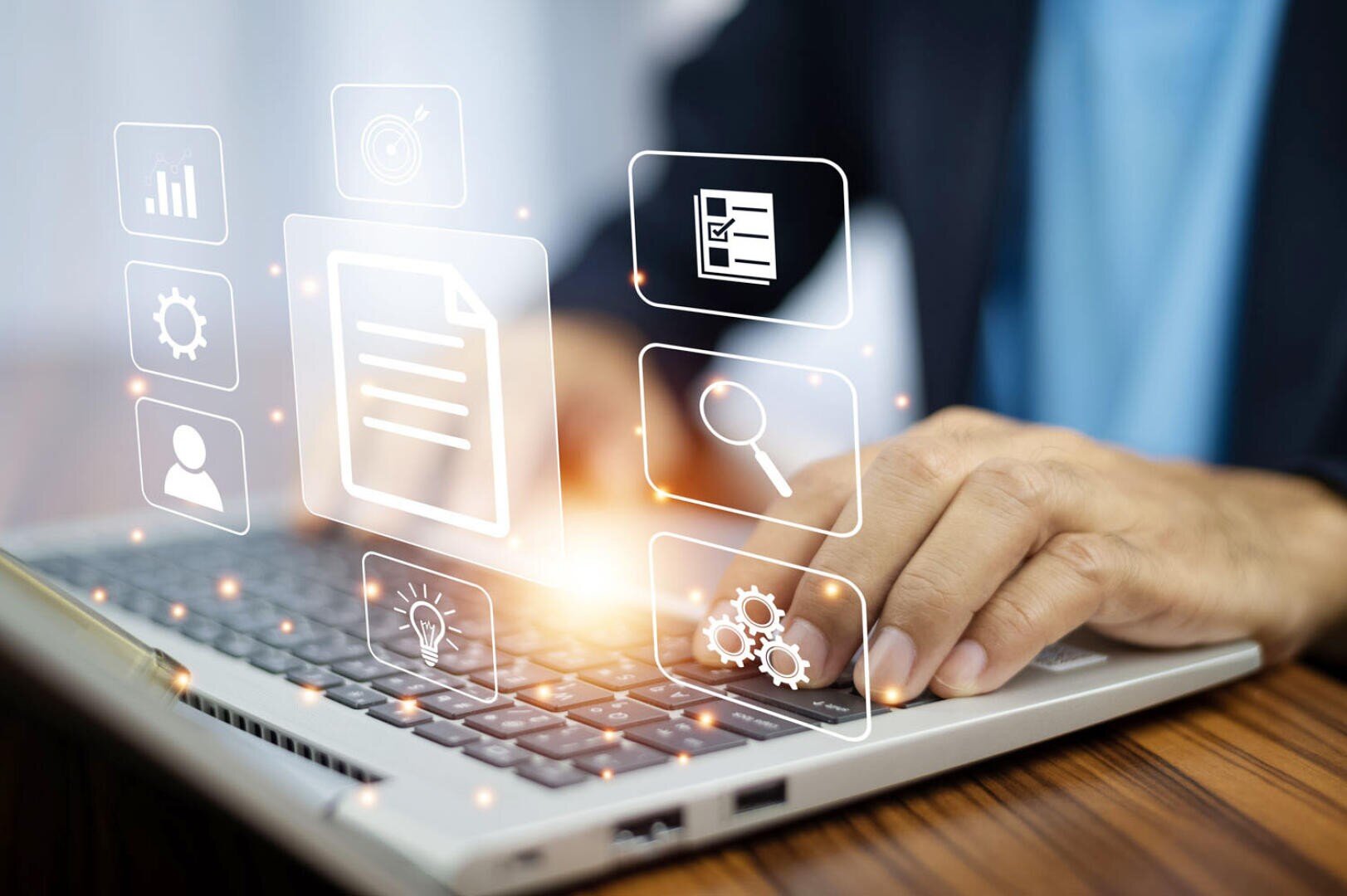 Eine Person tippt auf einer Laptoptastatur, darüber schweben digitale Symbole wie ein Dokument, eine Lupe, ein Zahnrad und ein Balkendiagramm, die Datenmanagement- und Technologiekonzepte darstellen.