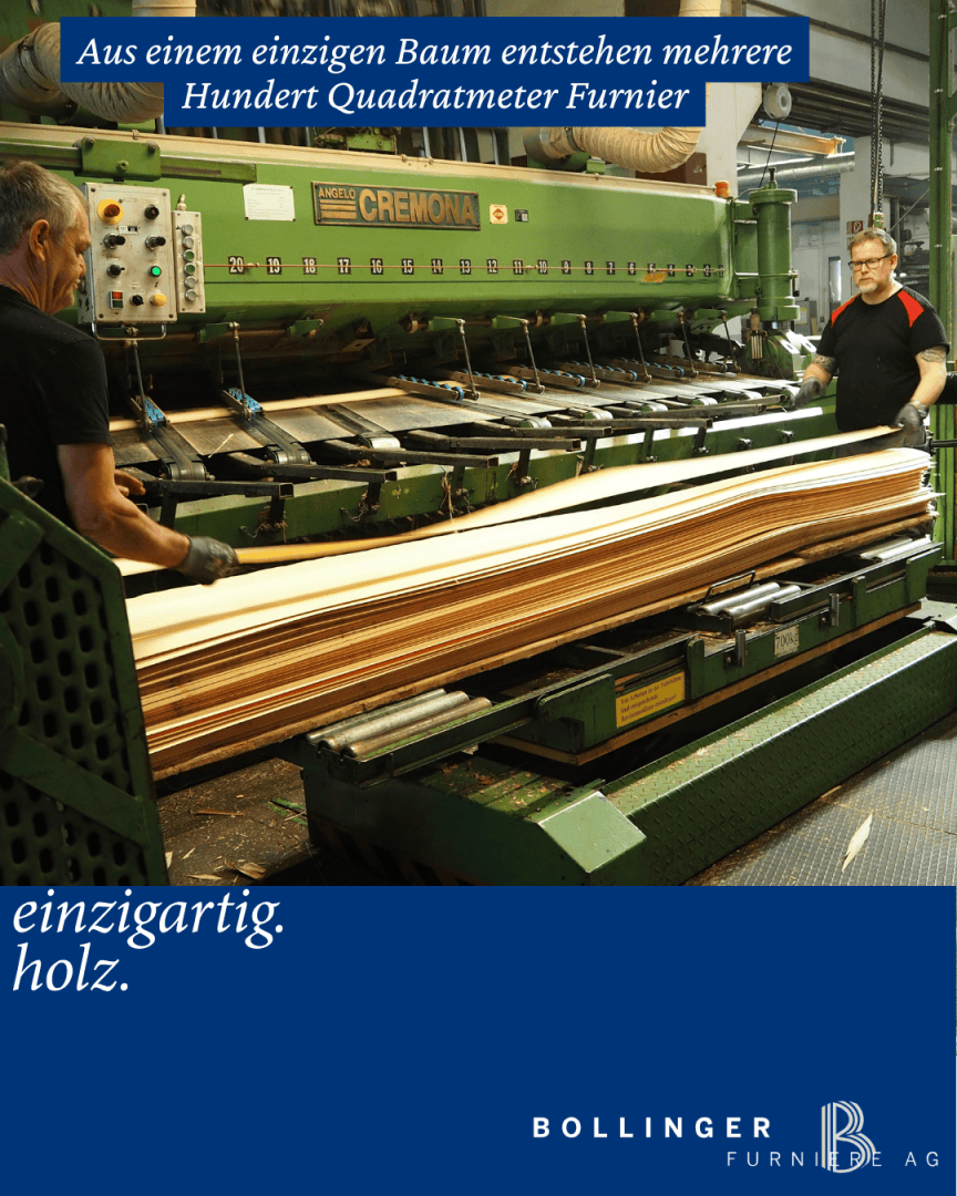 Zwei Arbeiter bedienen eine große grüne Furniermaschine, die dünne Holzblätter durch Walzen in einer Fabrikumgebung führt. Der Text auf Deutsch wirbt für die Einzigartigkeit von Holz und die Firma Bollinger Furnier AG.