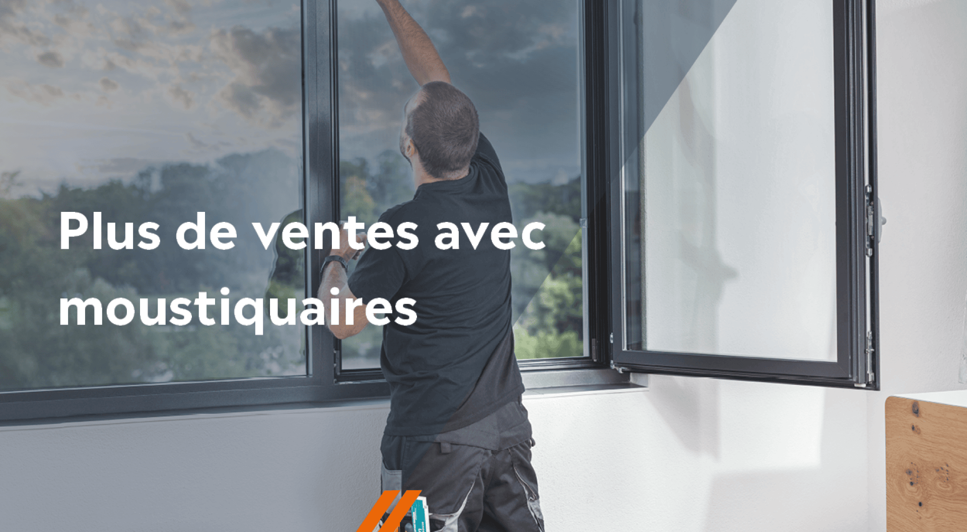Un homme installe une moustiquaire dans une pièce moderne, avec des arbres visibles à l'extérieur. Le texte français sur l'image se lit comme suit : Plus de ventes avec moustiquaires.