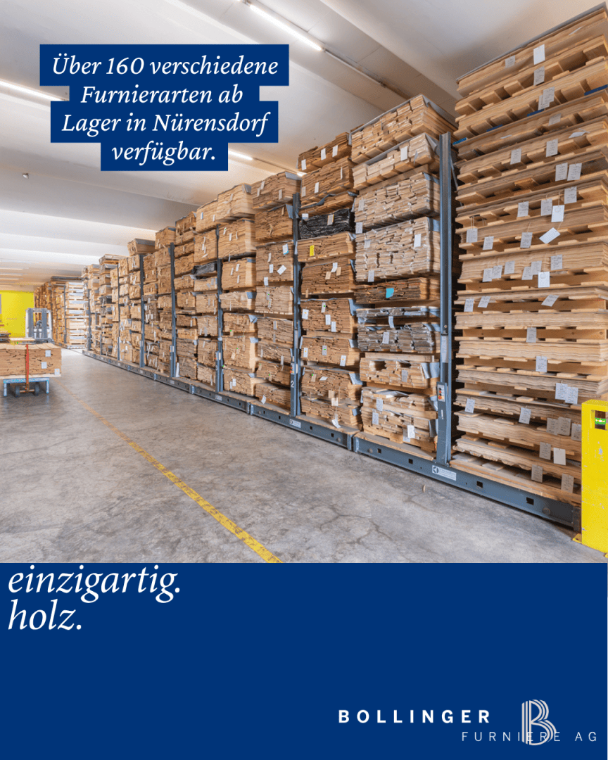 Ein Lagerhaus mit hohen Regalen, in denen sich verschiedene Arten von Holzfurnieren stapeln. Ein Schild in deutscher Sprache weist auf über 160 Furnierarten hin, die in Nüirensdorf erhältlich sind. Unten steht das Logo der Bollinger Furniere AG.