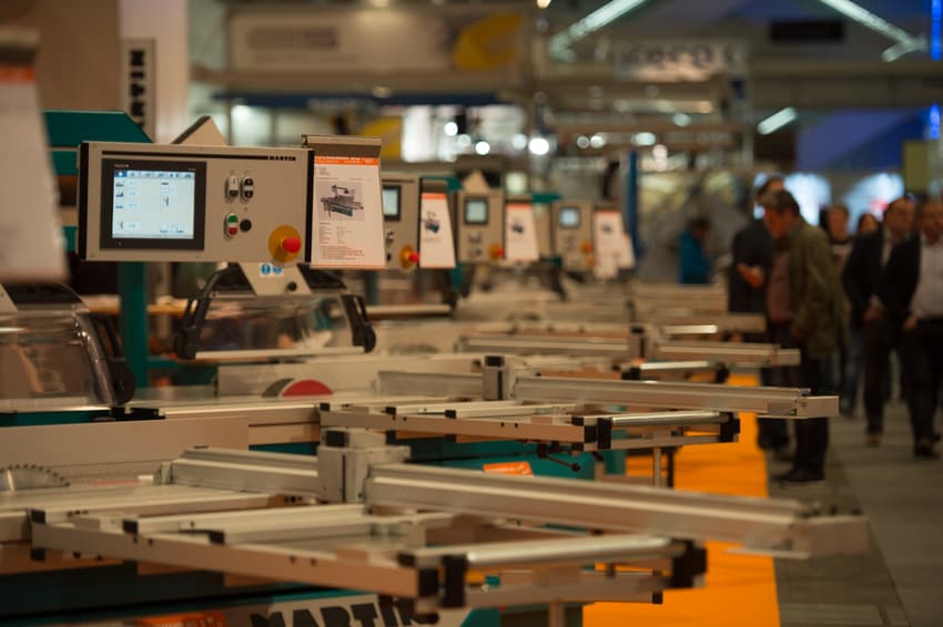 Machines à bois dans le hall d'exposition.