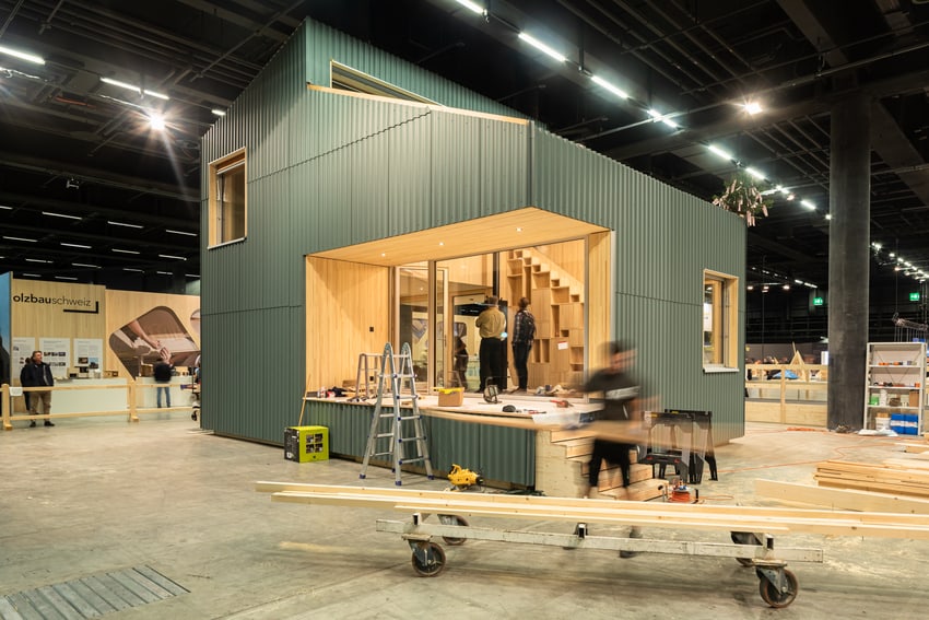 Une tiny house est construite directement sur le salon HOLZ.