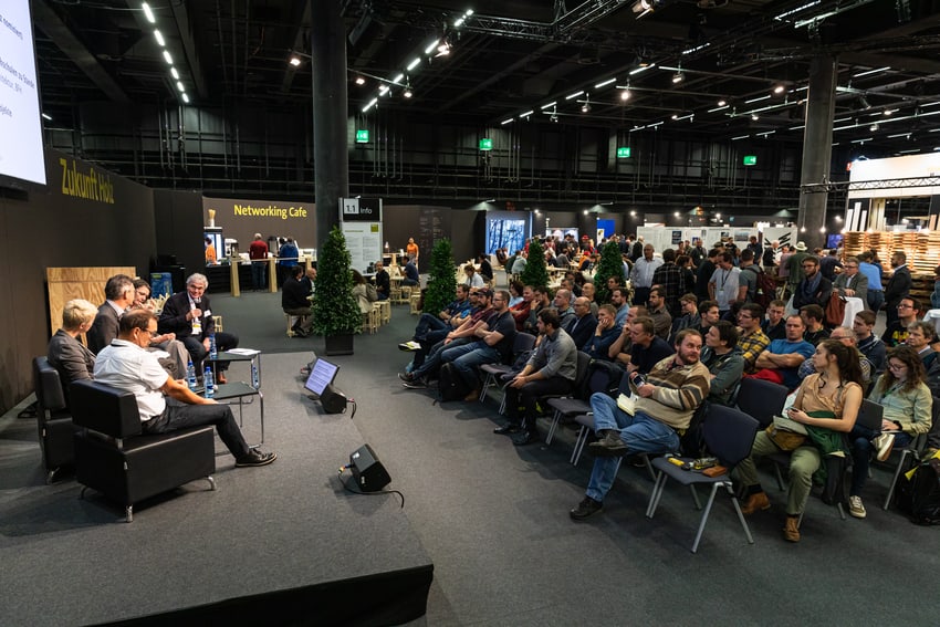 Table ronde et auditeurs au forum du salon HOLZ.