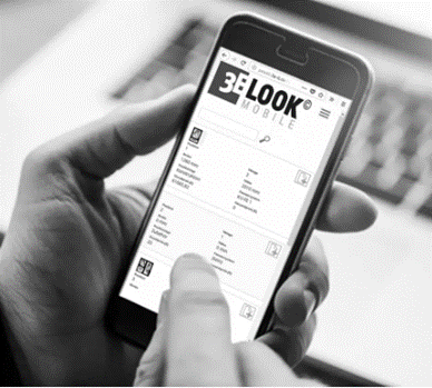 Eine Person hält ein Smartphone in der Hand und surft auf der LOOK MOBILE-Website, mit einer verschwommenen Laptop-Tastatur im Hintergrund. Auf dem Bildschirm werden verschiedene Menüoptionen angezeigt.