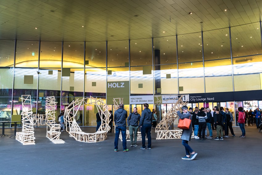 Vue de l'entrée du hall d'exposition 1 - HOLZ.