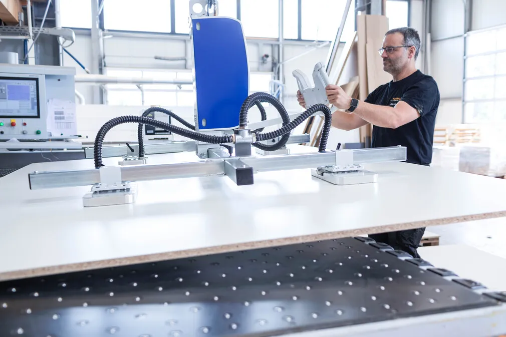 b17dba180acf_A_PGE-06079_000.webp (0.1 MB)