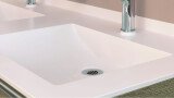 Lavabo fabriqué en VARICOR® avec banc de robinetterie et tablette d'essuyage. 50 couleurs différentes et d'innombrables formes de vasques permettent de trouver une solution pour chaque usage.
