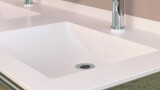 Aus VARICOR® gefertigter Waschtisch mit Armaturenbank und Wischbord. 50 verschiedene Farben und unzählige Beckenformen lassen für jeden Zweck eine Lösung finden.