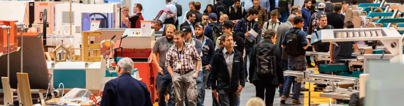 Visiteurs du salon dans le hall d'exposition au Holz.