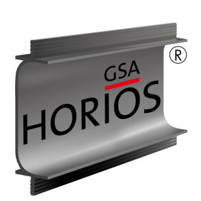 Ein metallisches, geschwungenes Typenschild zeigt den Text GSA HORIOS mit einer roten Linie unter IOS und einem eingetragenen Markensymbol in der oberen rechten Ecke.