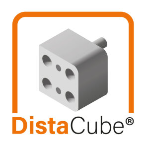 Ein grauer Würfel mit runden Löchern und einem kleinen Zylinder, der aus einer Seite herausragt, umrandet von einem orangefarbenen Quadrat. Darunter steht der Text DistaCube® mit Dista in Orange und Cube in Schwarz.