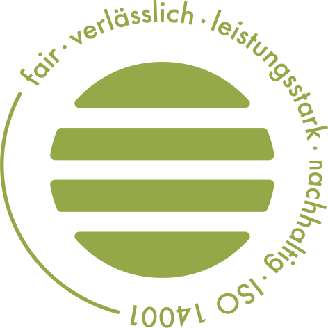 Ein grünes, kreisförmiges Logo mit horizontalen Streifen in der Mitte. Um den Kreis herum stehen die deutschen Worte: "fair, verlässlich, leistungsstark, nachhaltig, ISO 14001" in einer kreisförmigen Anordnung.