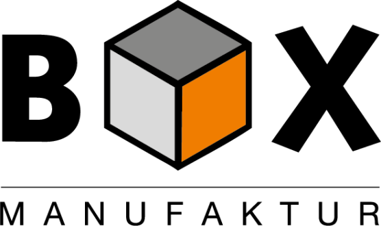 Logo mit dem Wort BOX, wobei das O ein in Grau, Weiß und Orange schattierter Würfel ist. Darunter steht MANUFAKTUR in Großbuchstaben mit einer horizontalen Linie darüber.