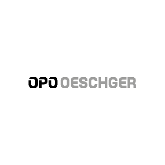 Logo mit dem Text OPO OESCHGER auf hellgrauem Hintergrund. OPO ist in fetten schwarzen Buchstaben und OESCHGER in helleren grauen Buchstaben dargestellt.