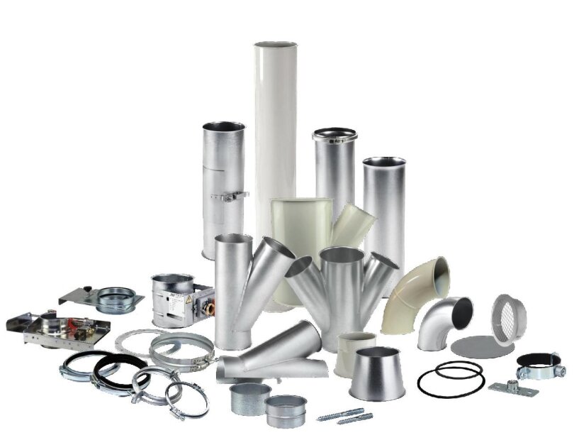 Verschiedene Komponenten von HVAC-Kanälen, einschließlich Metallrohren, Bögen, Verbindern, Schellen, Entlüftungsabdeckungen und Fittings, angeordnet auf einem weißen Hintergrund.