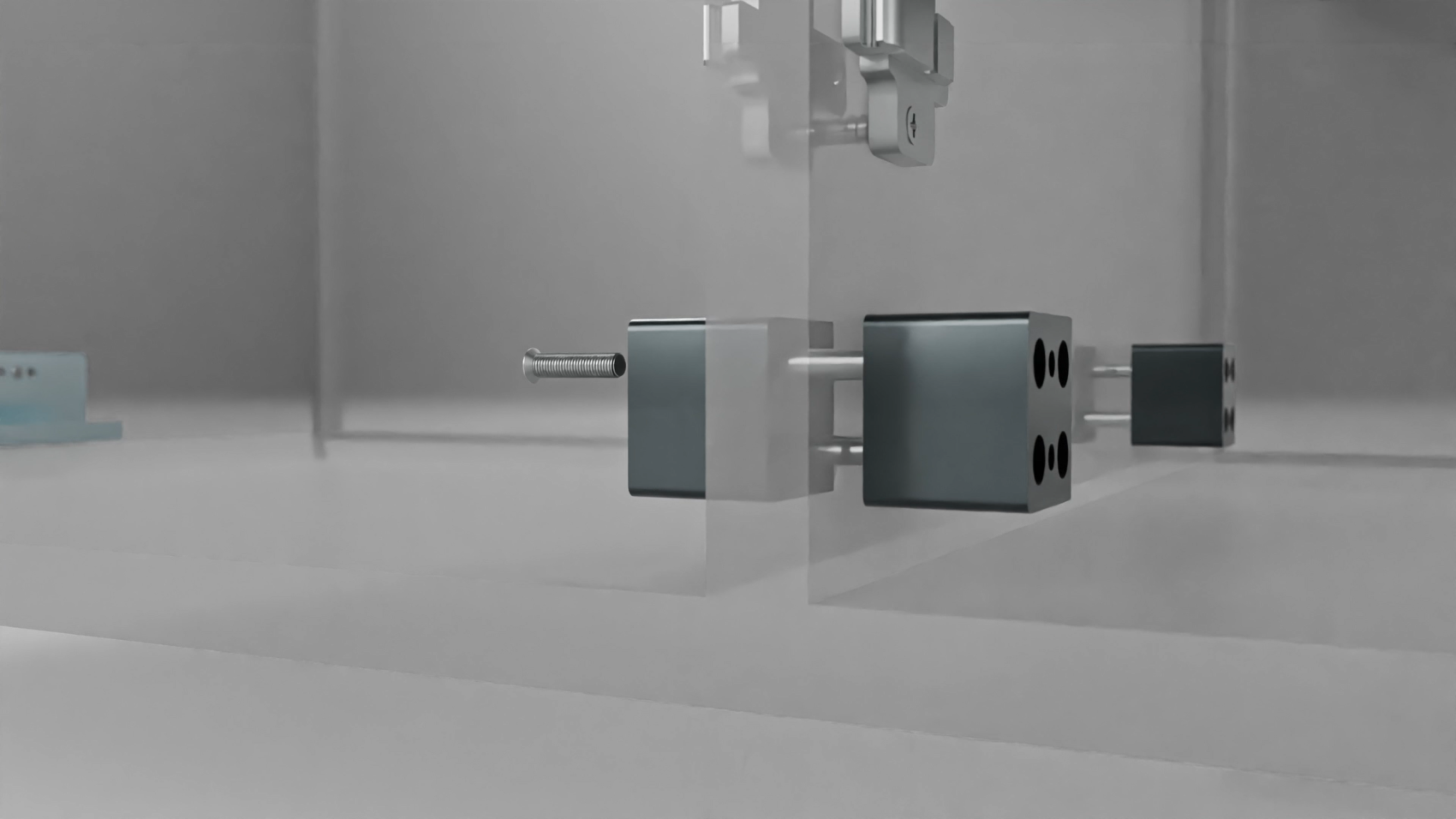 Eine Metallvorrichtung mit einem Stab ragt in Richtung einer reflektierenden Glas- oder Kunststoffplatte, hinter der sich eine weitere ähnliche Vorrichtung spiegelt. Der Hintergrund ist minimal und in Grautönen gehalten, was einen sterilen, industriellen Eindruck vermittelt.