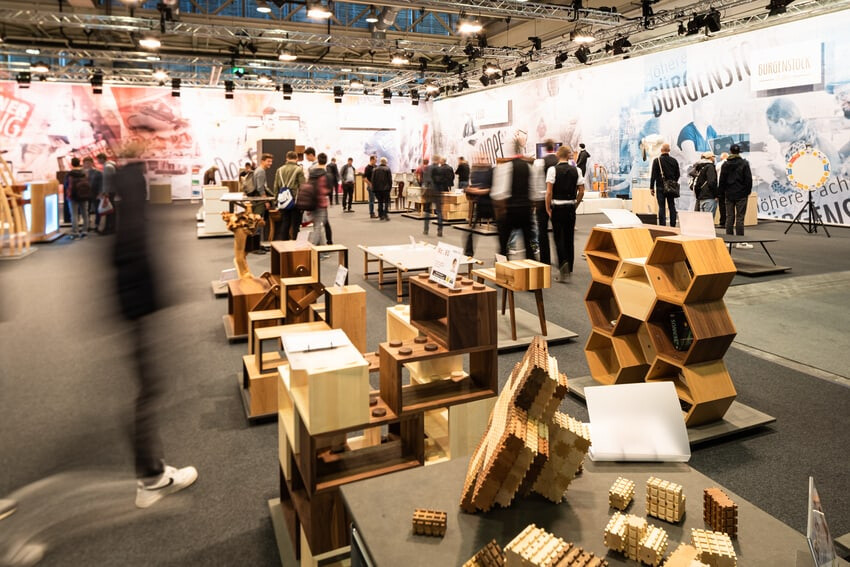 Vue du hall d'exposition avec des modèles en bois.