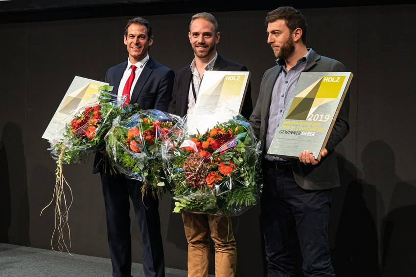 Des gagnants souriants du prix de l'innovation.